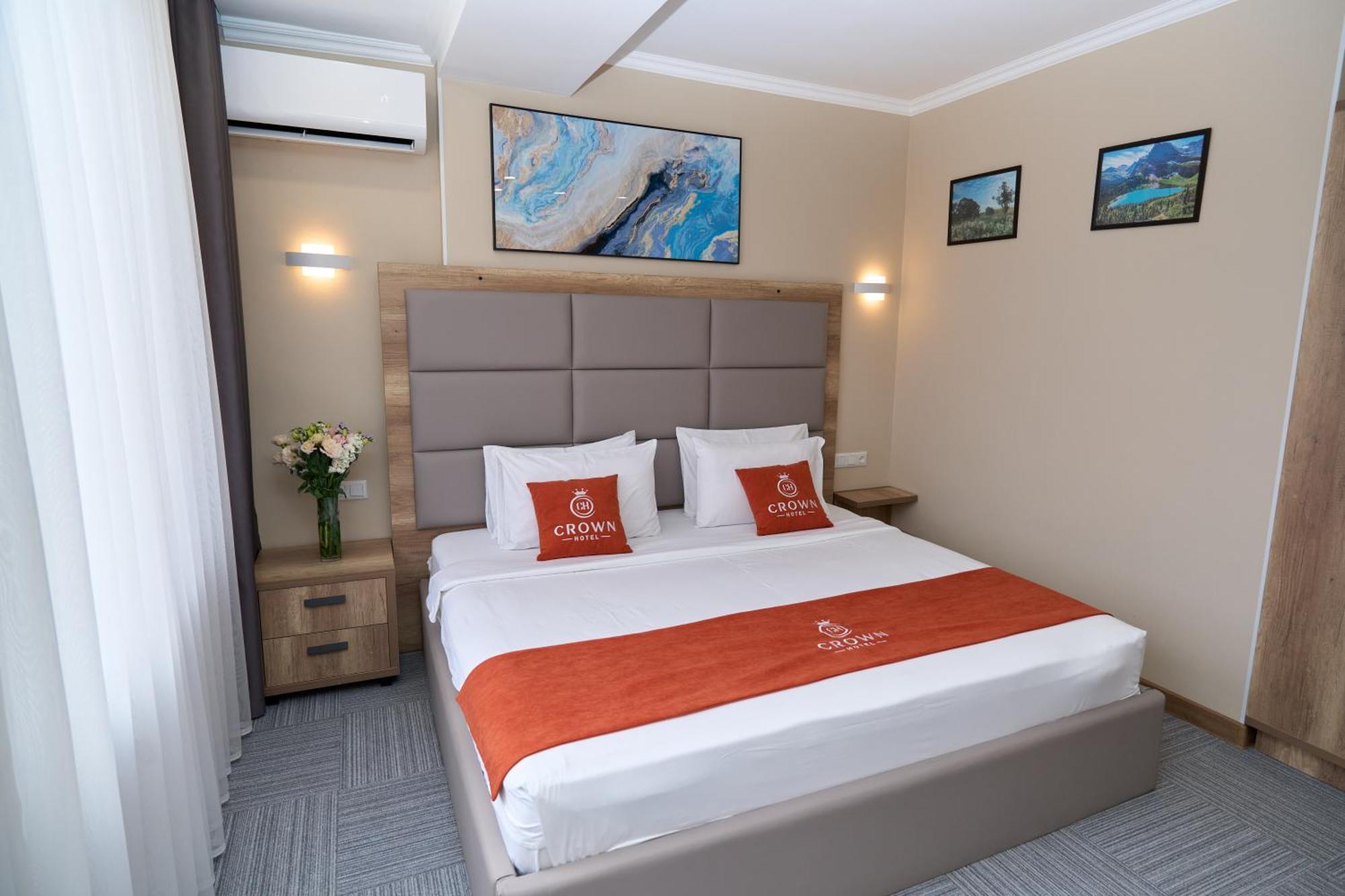 Crown Hotel Bisjkek Eksteriør billede