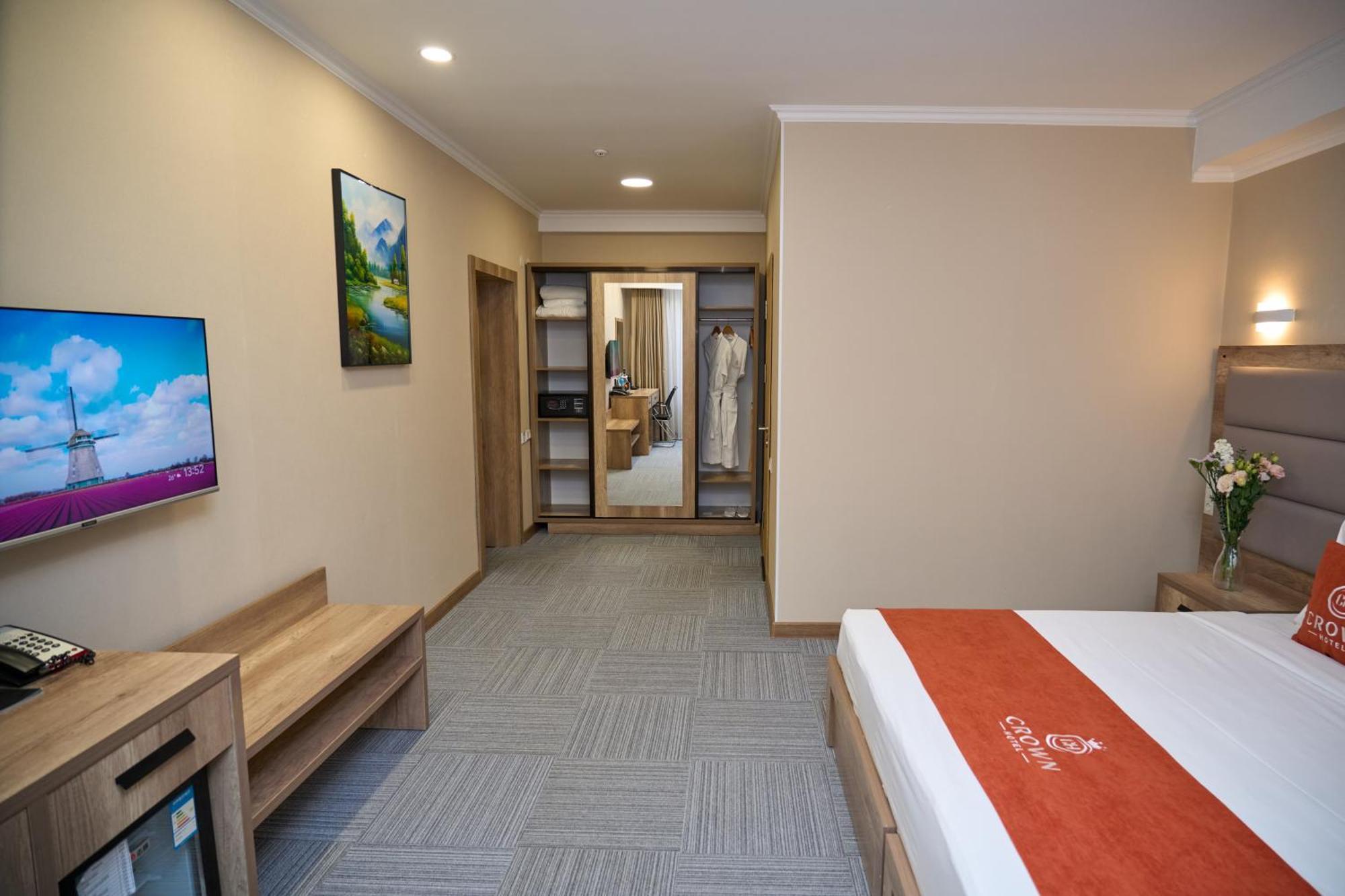 Crown Hotel Bisjkek Eksteriør billede