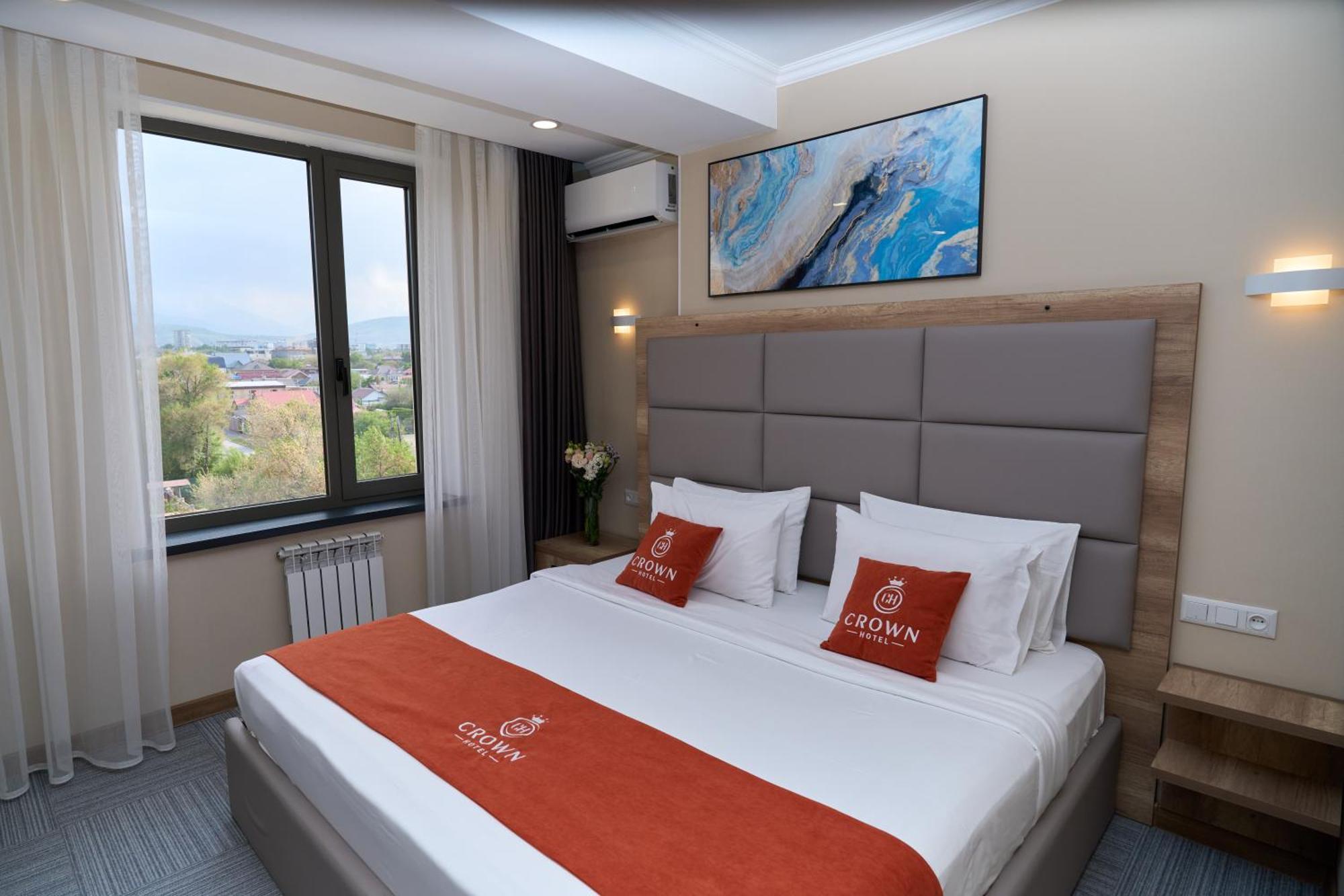 Crown Hotel Bisjkek Eksteriør billede