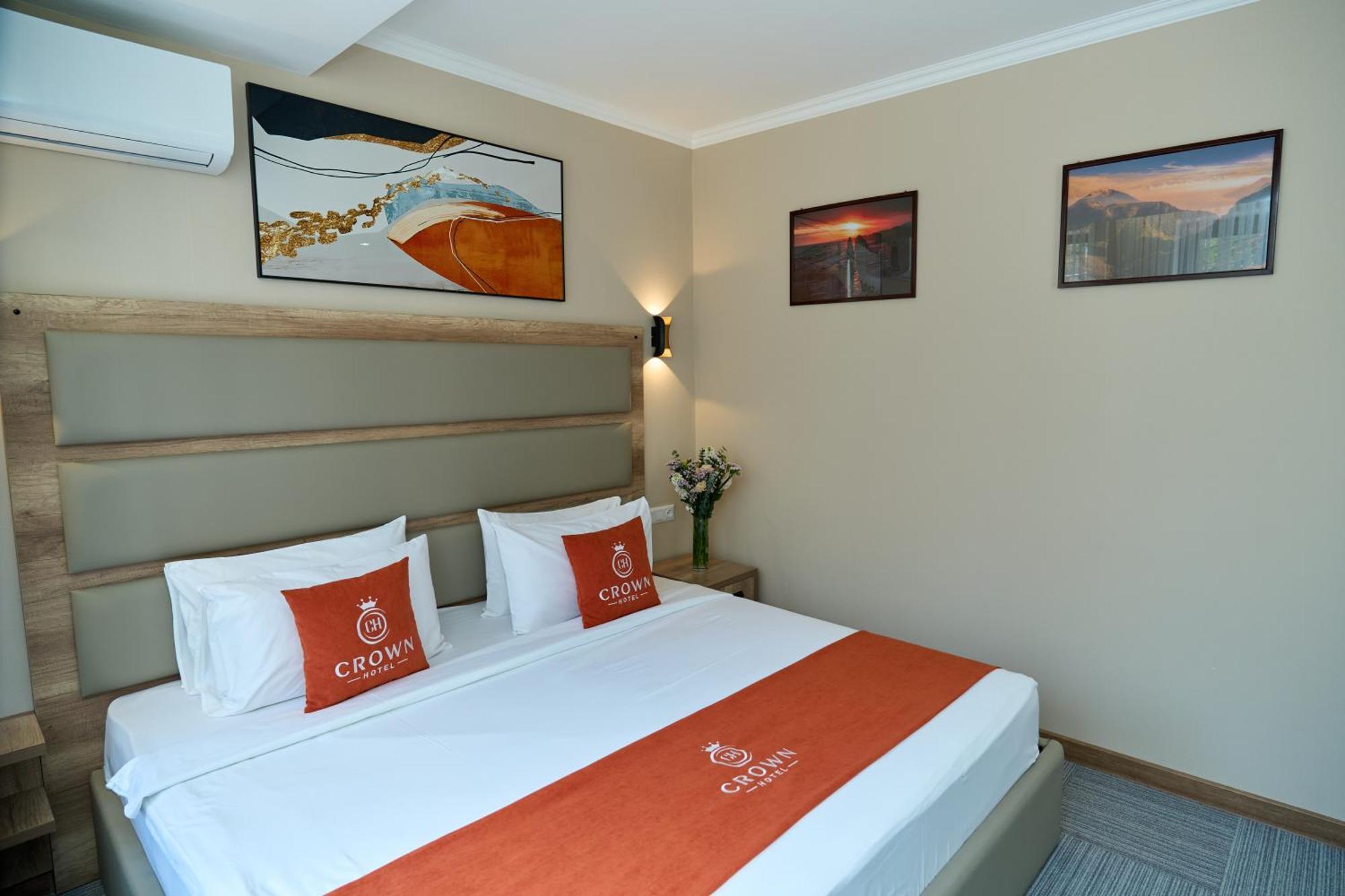 Crown Hotel Bisjkek Eksteriør billede